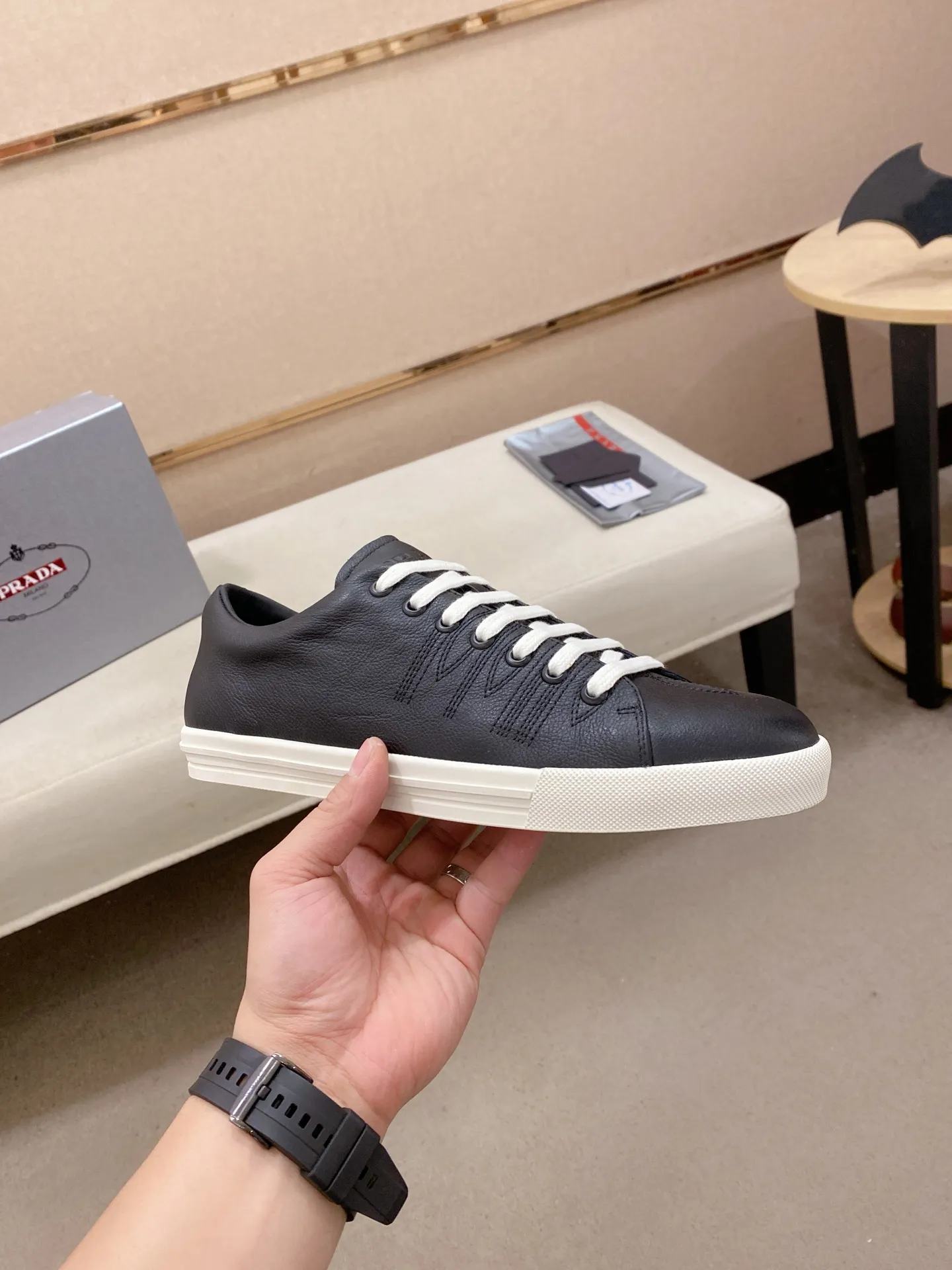 Factory price 560💰 ✔️✔️✔️Higher version High-quality new PRADA (Prada) counters are launched simultaneously. The new men's shoes and 😘fabric are made of selected first-layer cowhide with superb craftsmanship. Lining: Full cowhide lining. 👍🏿 High-end ☄️ air-cushion molded anti-slip rubber outsole, exquisite lines, simple and elegant, comfortable and high-end for leisure travel. Code number: 38 to 45